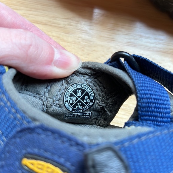 Kids keens size 10 - Picture 3 of 3